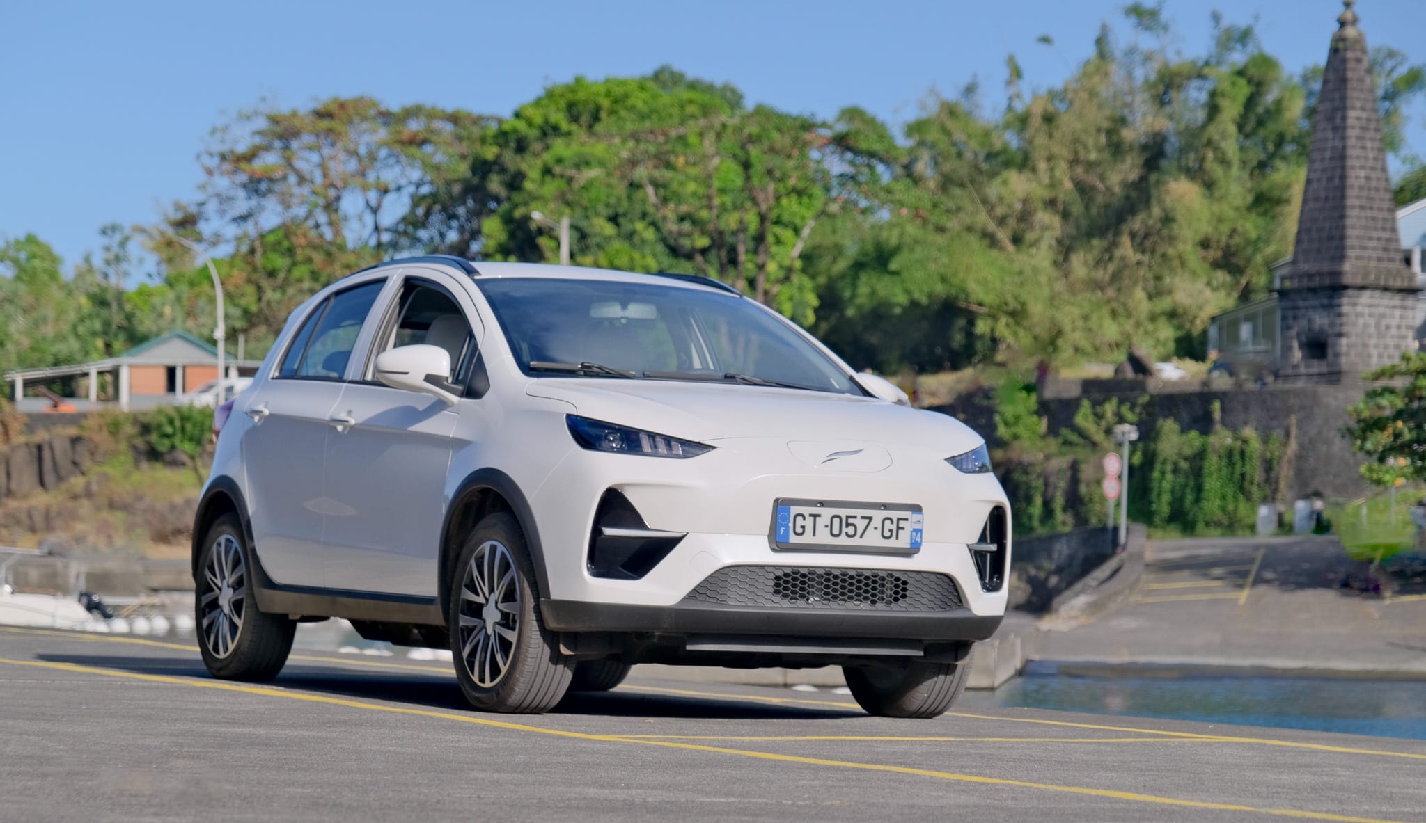 Yudo 3 blanc en location, véhicule 100% élecgrique, à la Marine au port de Sainte Rose 974